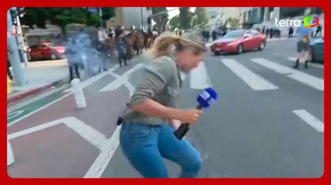 Repórter australiana é atingida por tiro de borracha em protesto contra políticas de imigração de Trump